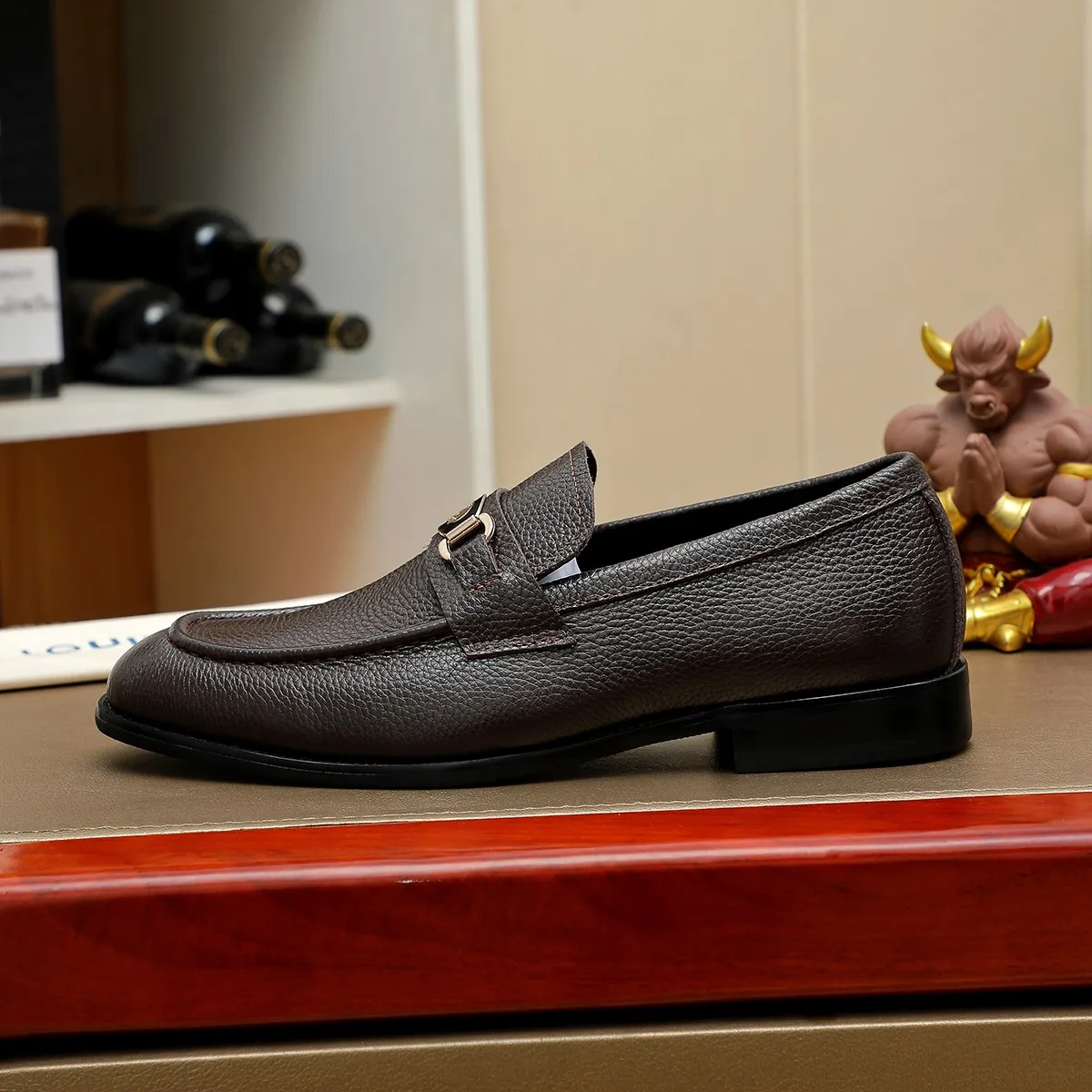 Men's shoes 💰 440💰 Louis Vuitton LV ® 🆕 model 🔛 full shoe counter, first layer cowhide, 🐂leather lining casual shoes for men, super soft outsole, a must-have for driving. The counter is synchronized with the original first layer cowhide, completely 1:1 mold customization 🌹 top version, color optional! Number: 38-44 (45.46 customized)